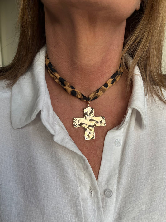 COLLAR CRUZ EN CINTA SALVAJE