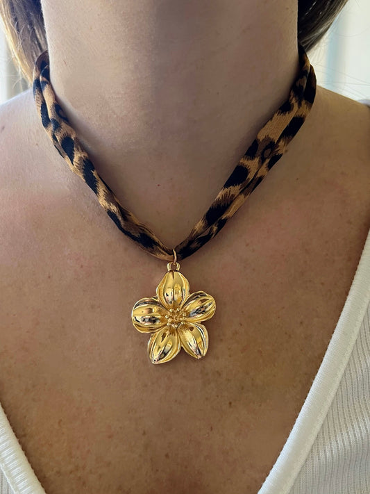 COLLAR FLOR EN CINTA SALVAJE