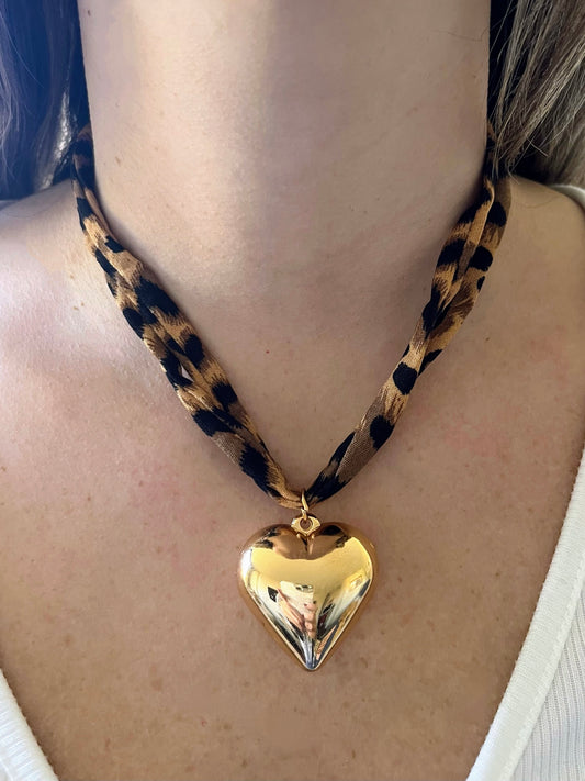 COLLAR CORAZON EN CINTA SALVAJE