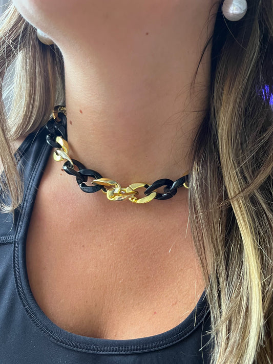 CHOCKER CADENA DORADO Y NEGRO ACRILICO