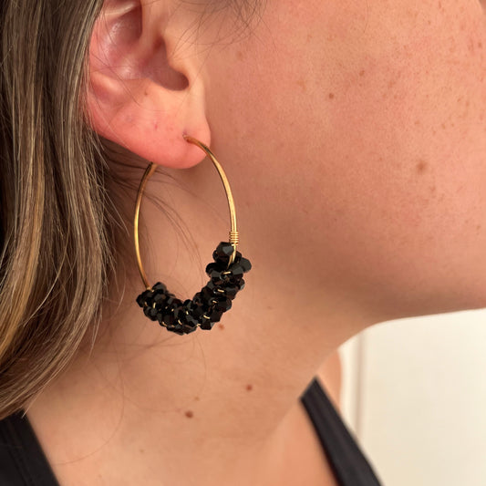 Aros dorados con mostacillas negras
