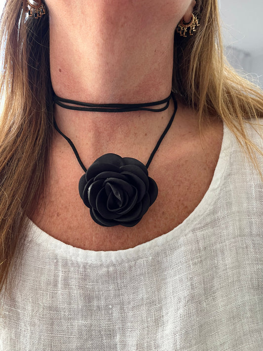 Collar chocker flor negra mediana de algodon satinado con cordon negro