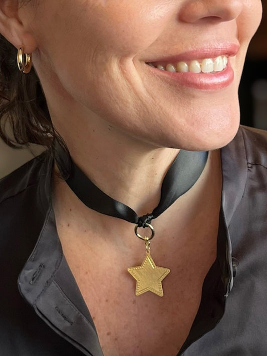 Collar con cinta de raso negra y estrella dorada