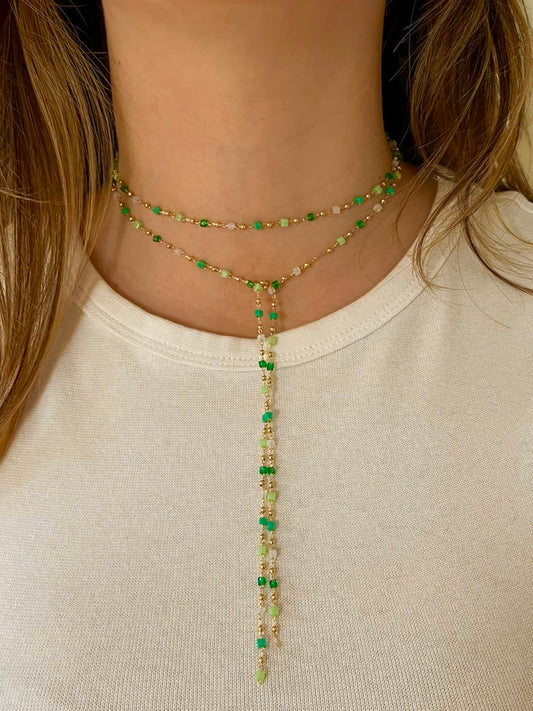 Collar de piedras multicolores verdes de bohemia largo con doble vuelta anudado
