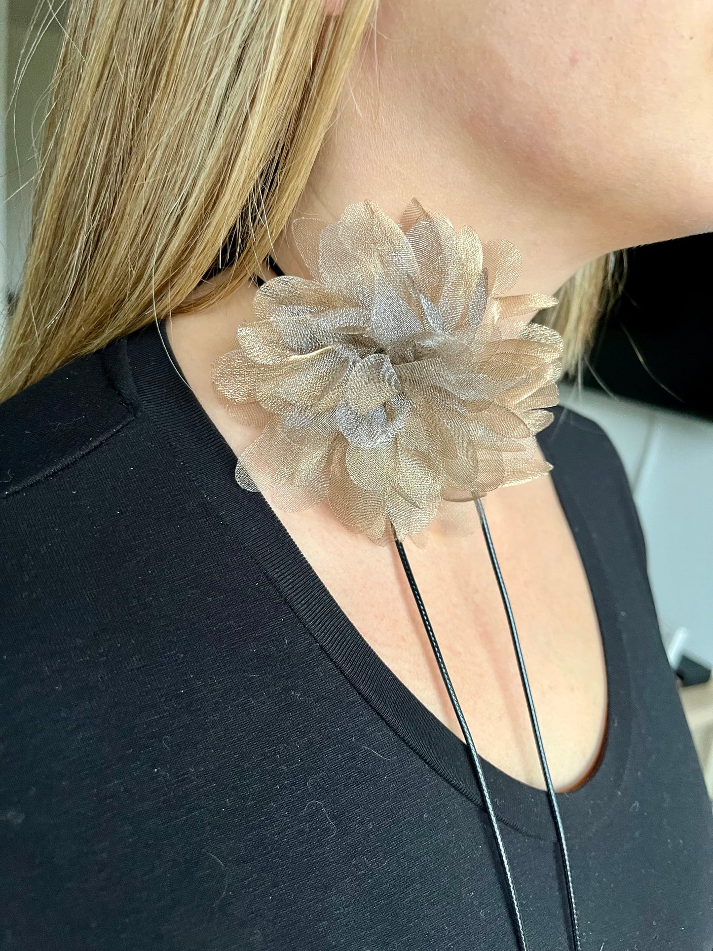 Collar chocker flor beige con cordon