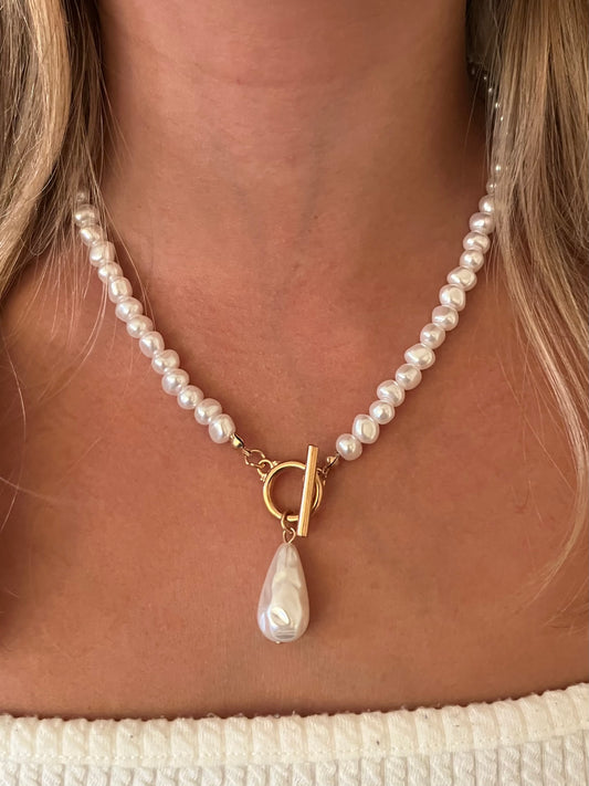 Collar dorado con perla de rio y cierre ancla