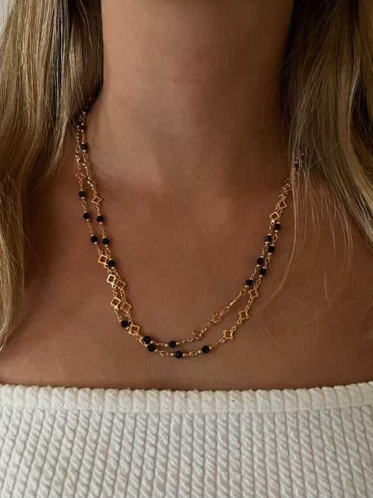 Collar con perlitas negras y cadena con diseño. Para usar con doble vuelta o largo