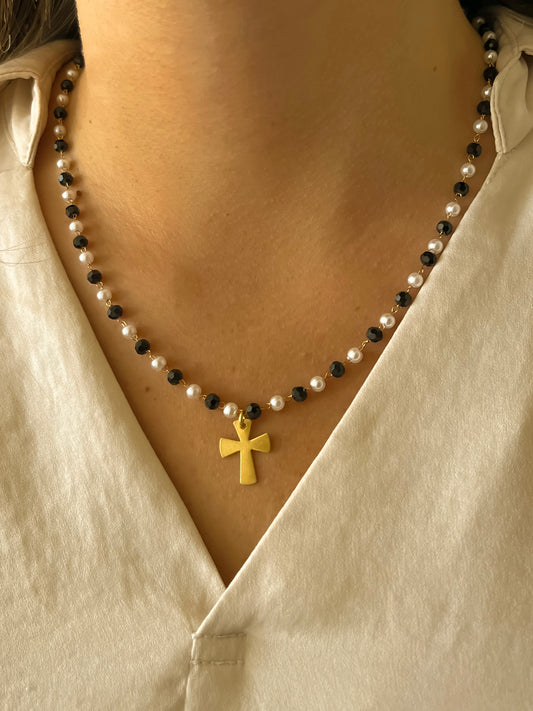 Collar con perlas negras y blancas y cruz dorada