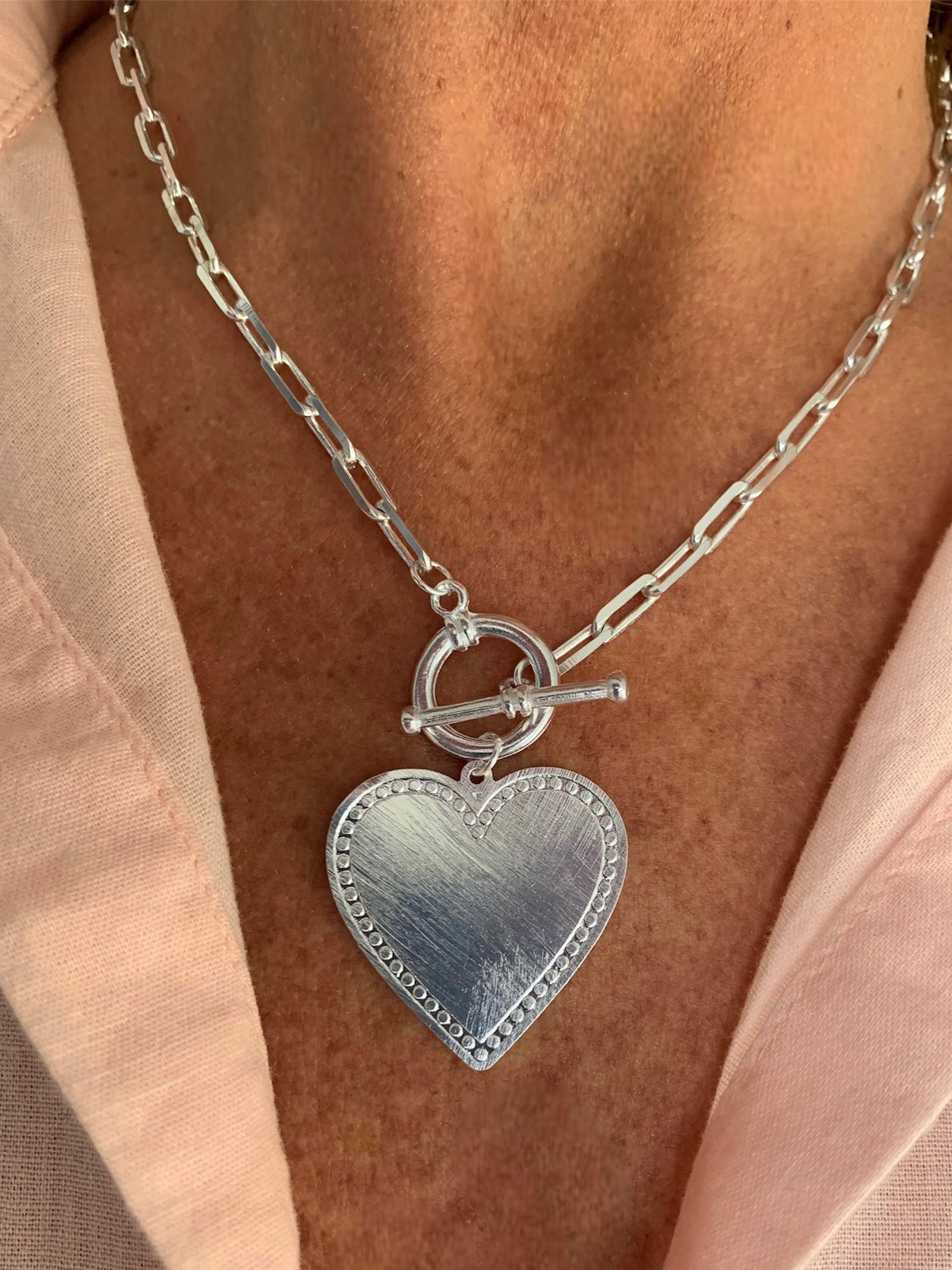 Collar con corazon punteado colgante y cierre ancla plateado de enchapado en oro / plata