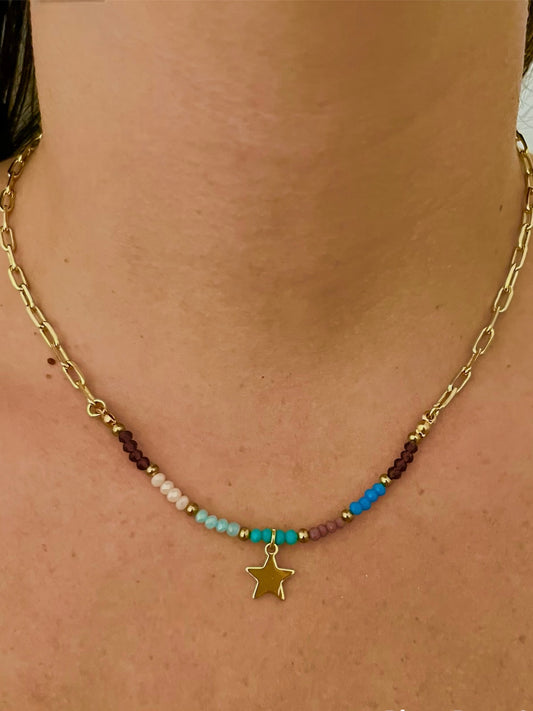 Collar con mostacillas de colores y estrella