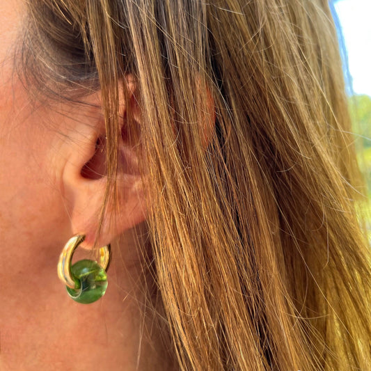 Aros de argolla con donut pequeño verde verde de acero quirúrgico y resina