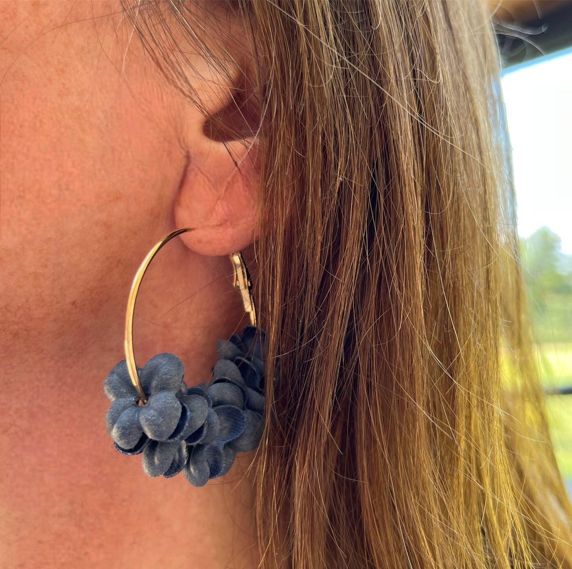 Aros con petalos de flores azules azul de resina