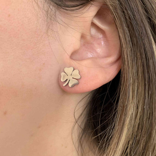 Aros con forma de trebol plateado de acero quirúrgico