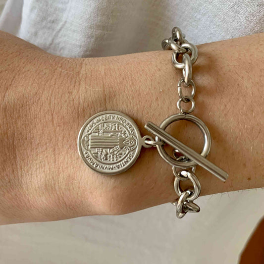 Pulsera de cadena con medalla de San Benito y cierre ancla plateado de acero quirúrgico