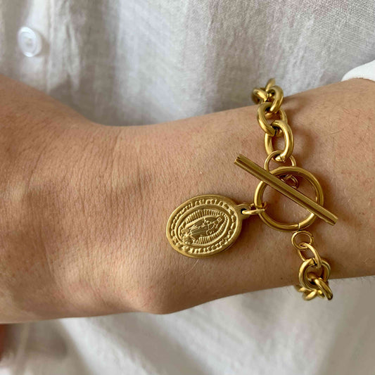 Pulsera de cadena con Virgen de Guadalupe y cierre ancla dorado de acero quirúrgico