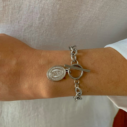 Pulsera de cadena con Virgen de Guadalupe y cierre ancla plateado de acero quirúrgico