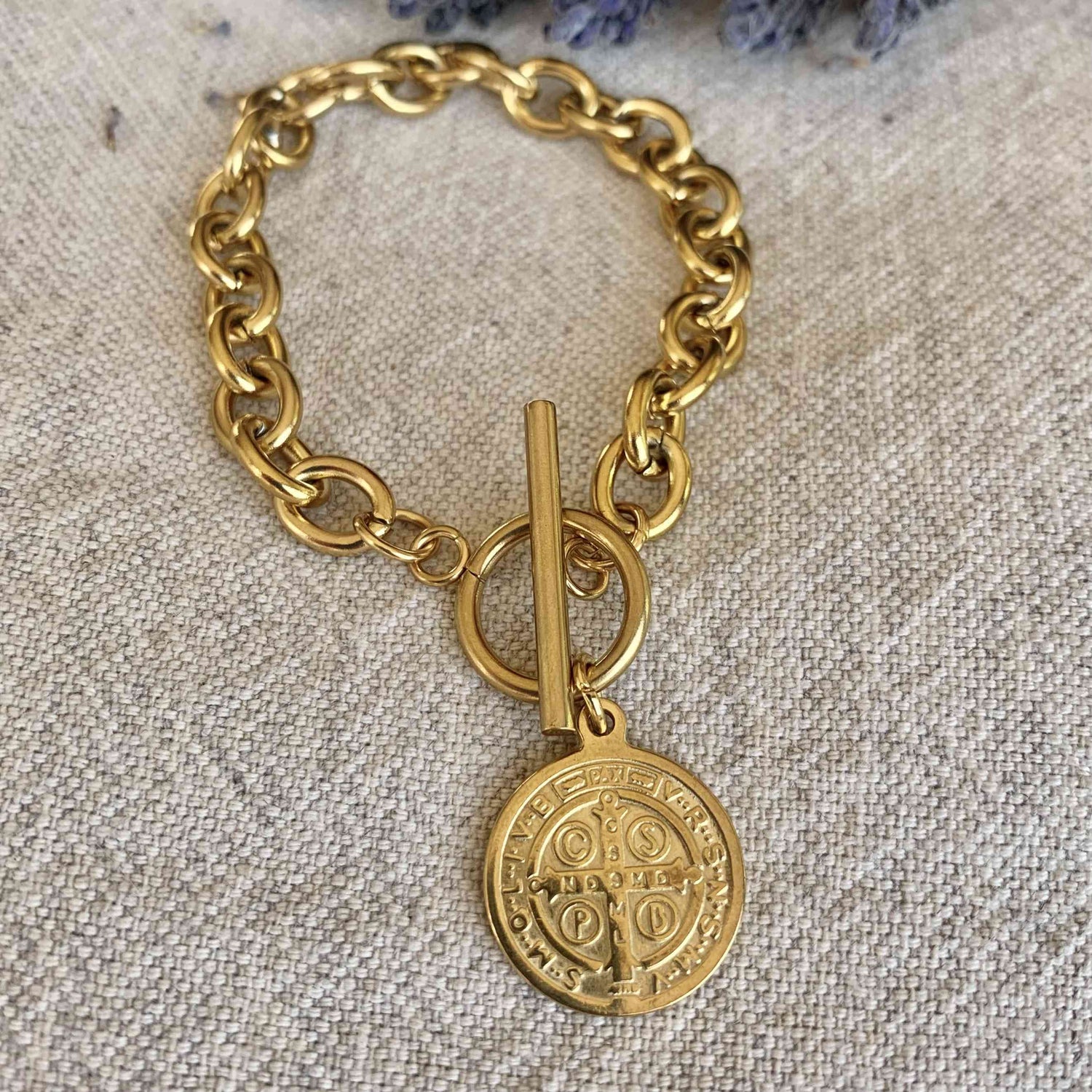 Pulsera de cadena con medalla de San Benito y cierre ancla dorado de acero quirúrgico