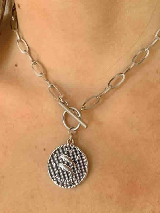 Collar con signo del zodiaco Piscis plateado de acero quirúrgico