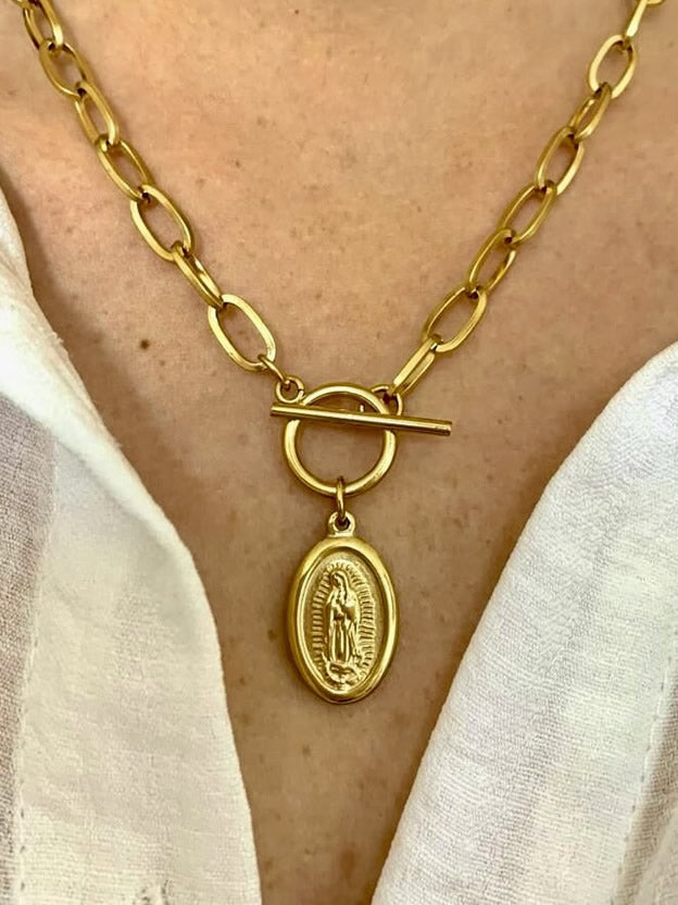 Collar con medalla de Virgen de Guadalupe y cierre ancla dorado de acero quirúrgico