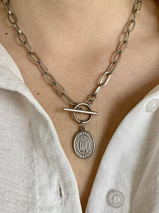 Collar con medalla de Virgen de Guadalupe y cierre ancla plateado de acero quirúrgico