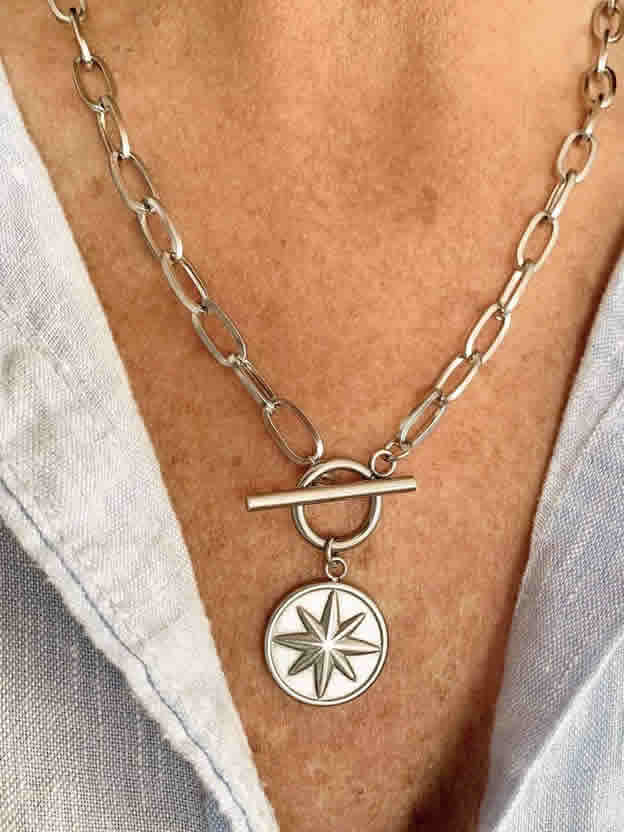 Collar con estrella de ocho puntas y cierre ancla plateado de acero quirúrgico