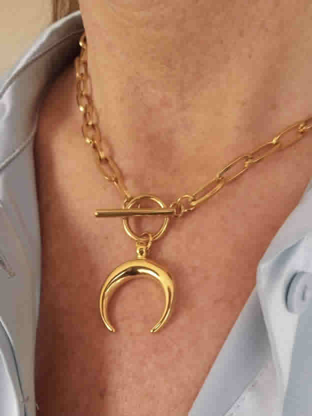 Collar con media luna invertida y cierre ancla dorado de acero quirúrgico