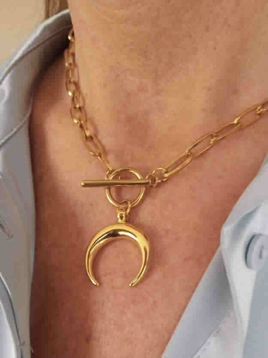 Collar con media luna invertida y cierre ancla dorado de acero quirúrgico