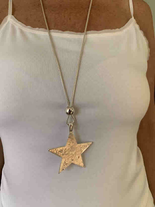 Collar largo con estrella colgante plateado de acero quirúrgico
