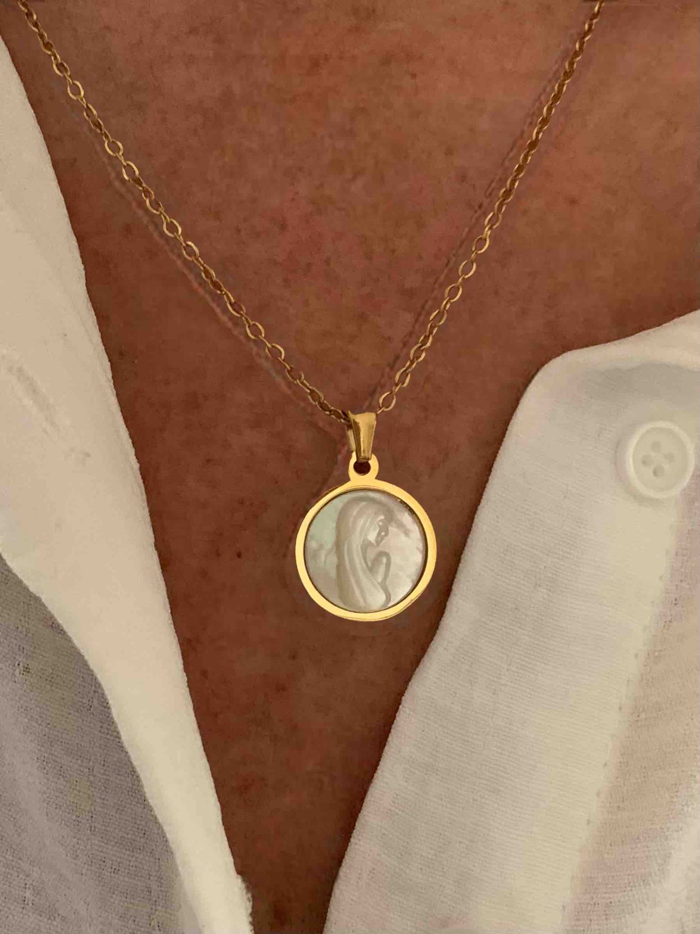 Collar con Virgen Maria en concha de perla dorado de enchapado en oro / plata
