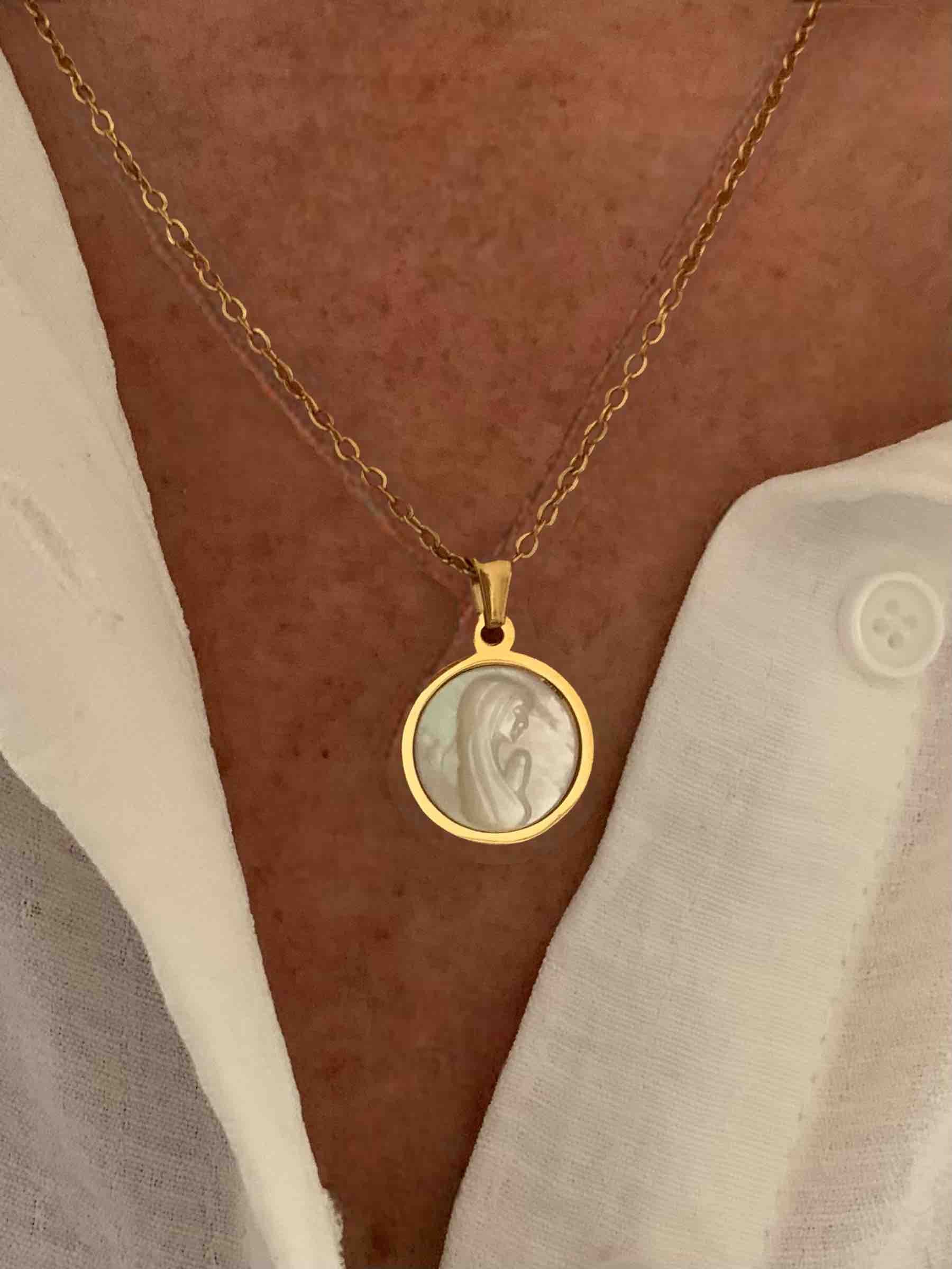 Collar con Virgen Maria en concha de perla dorado de enchapado en oro / plata