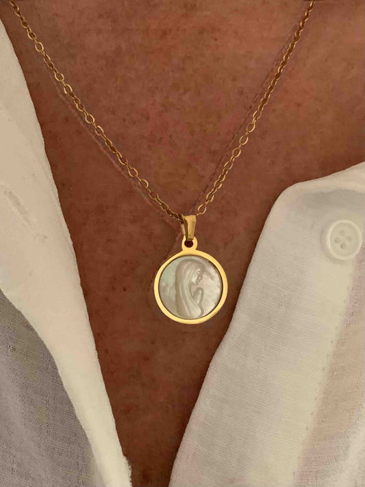 Collar con Virgen Maria en concha de perla dorado de enchapado en oro / plata