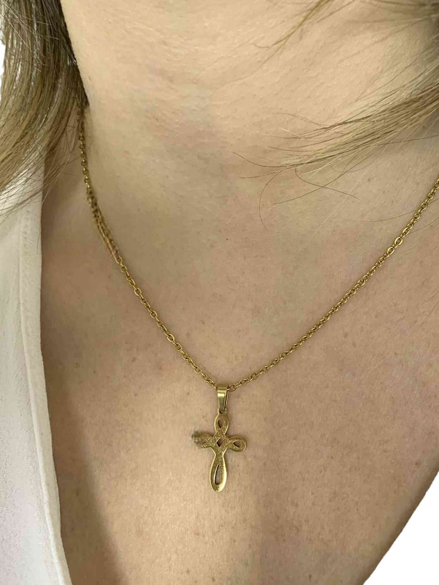 Collar con delicada cruz colgante dorado de acero quirúrgico