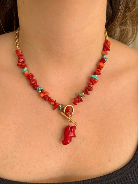 Collar gargantilla con piedras de coral roja y pepitas de acero dorado rojo de piedras